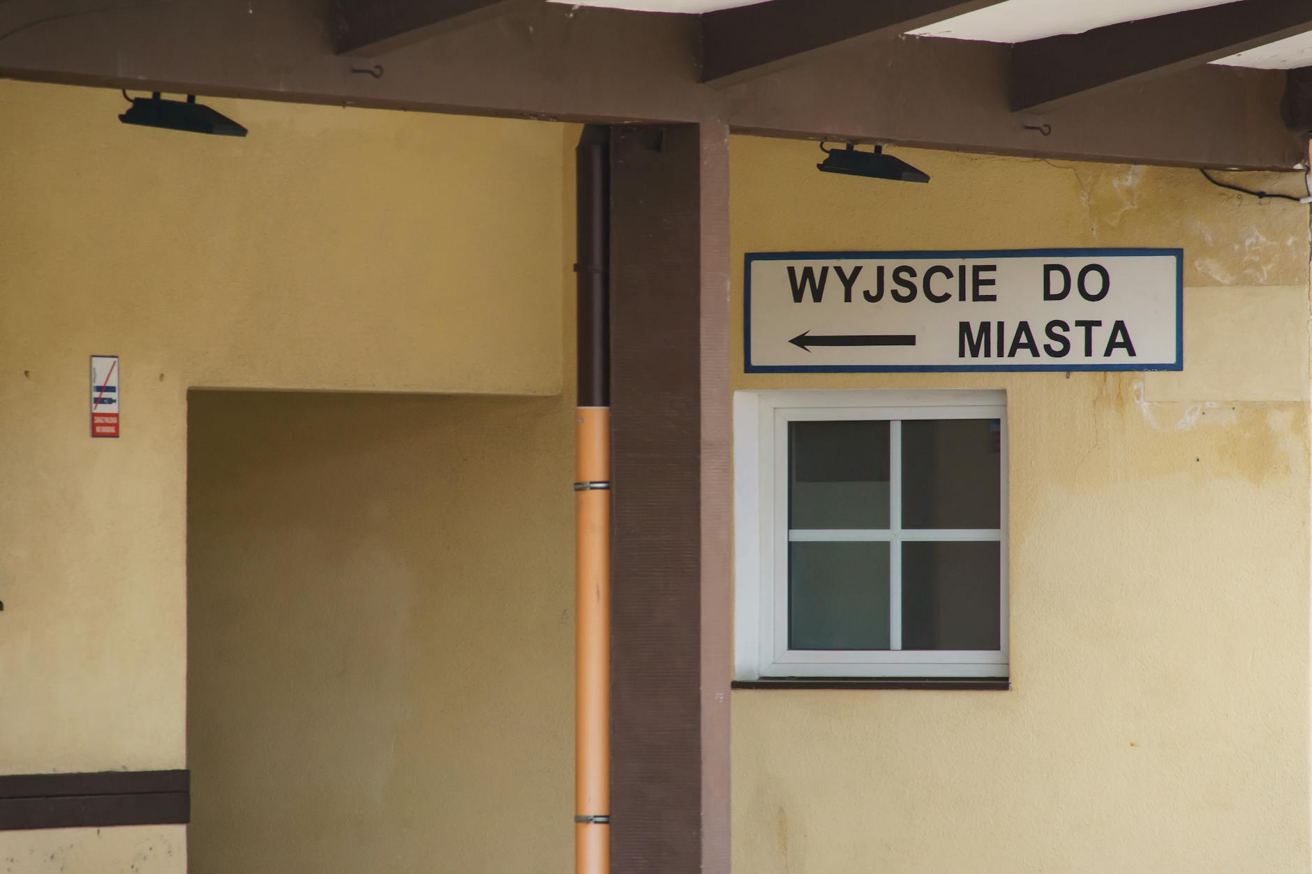 Grafika przedstawiająca kalendarz z zaznaczonymi datami, symbolizująca kolejki do specjalistów w Inowrocławiu.