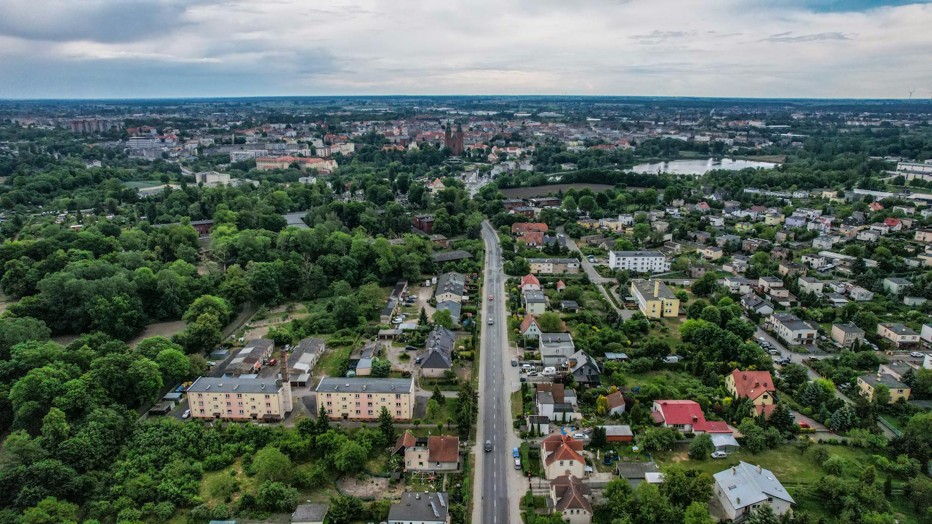 Mapa Inowrocławia z zaznaczonymi kluczowymi punktami infrastruktury miejskiej, w tym sklepy i placówki zdrowia