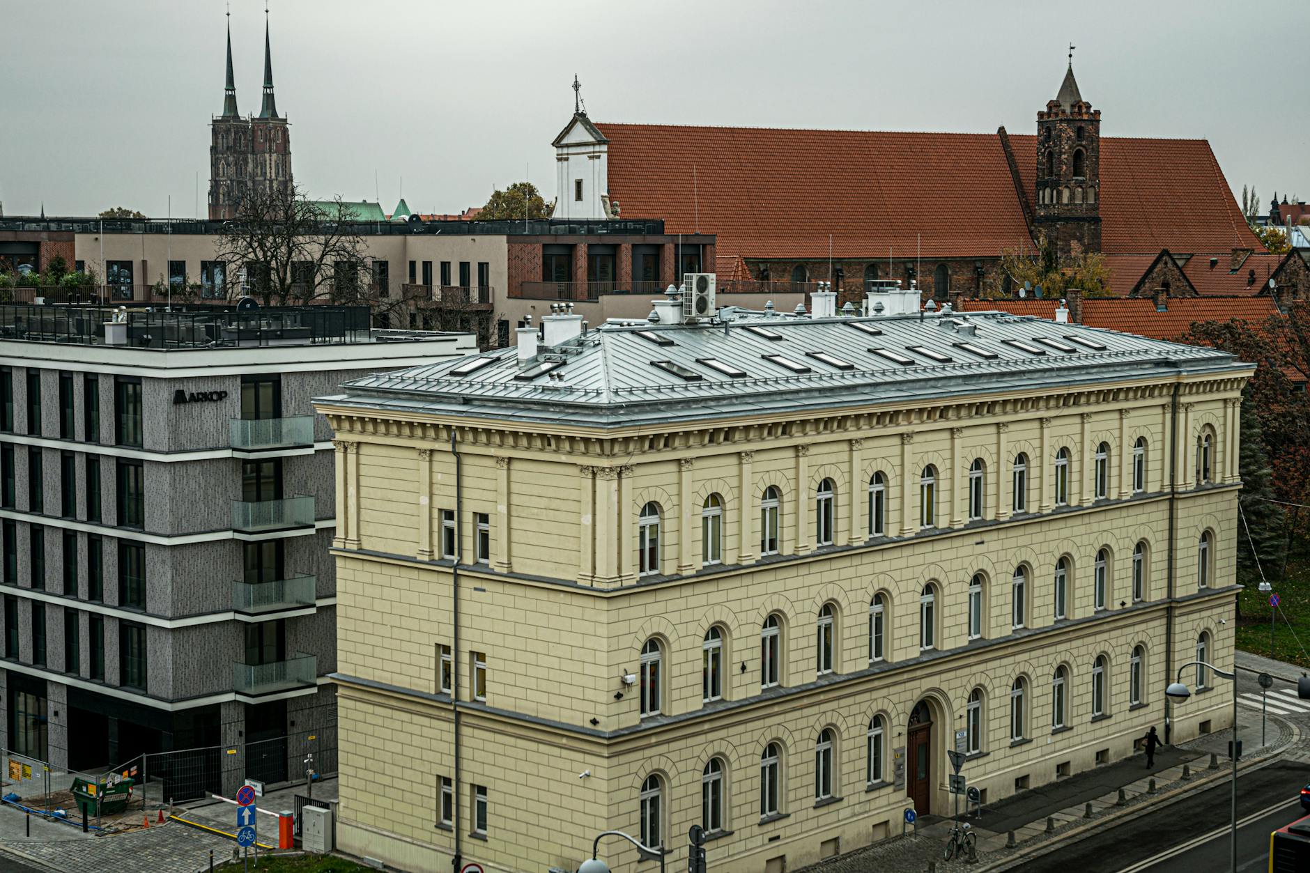 Logo Funduszy Europejskich na tle panoramy Inowrocławia, symbolizujące inwestycje i rozwój miasta.