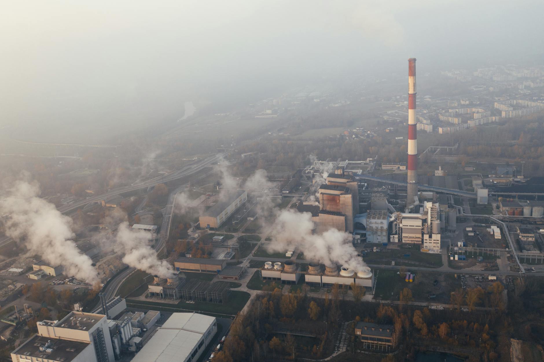 Mapa z zaznaczonym Inowrocławiem i ikoną informującą o zanieczyszczeniu powietrza, ilustrująca smog w Inowrocławiu.