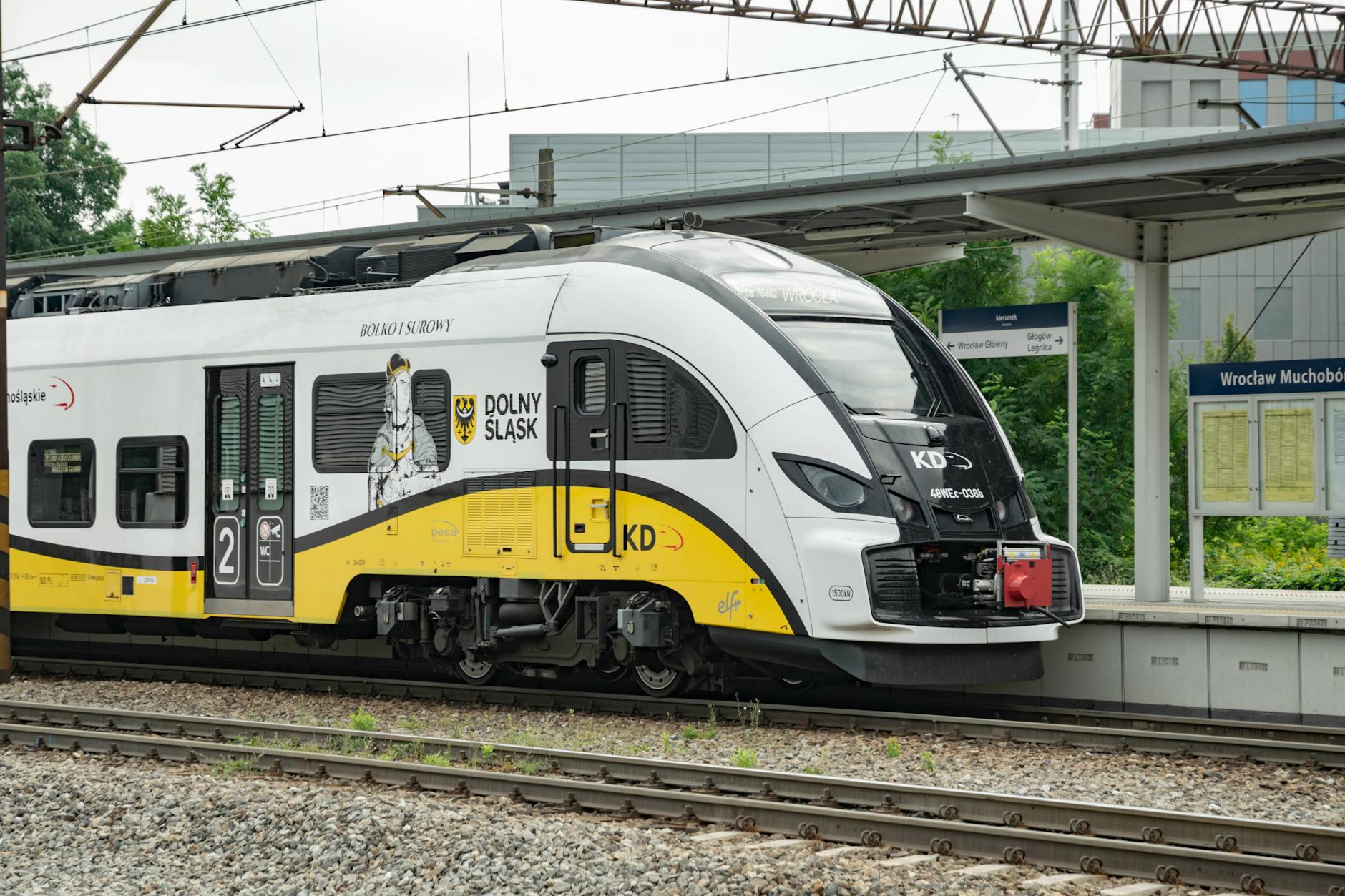 Ilustracja przedstawiająca kalendarz z zaznaczonymi datami, symbolizująca kolejki do specjalistów w Inowrocławiu