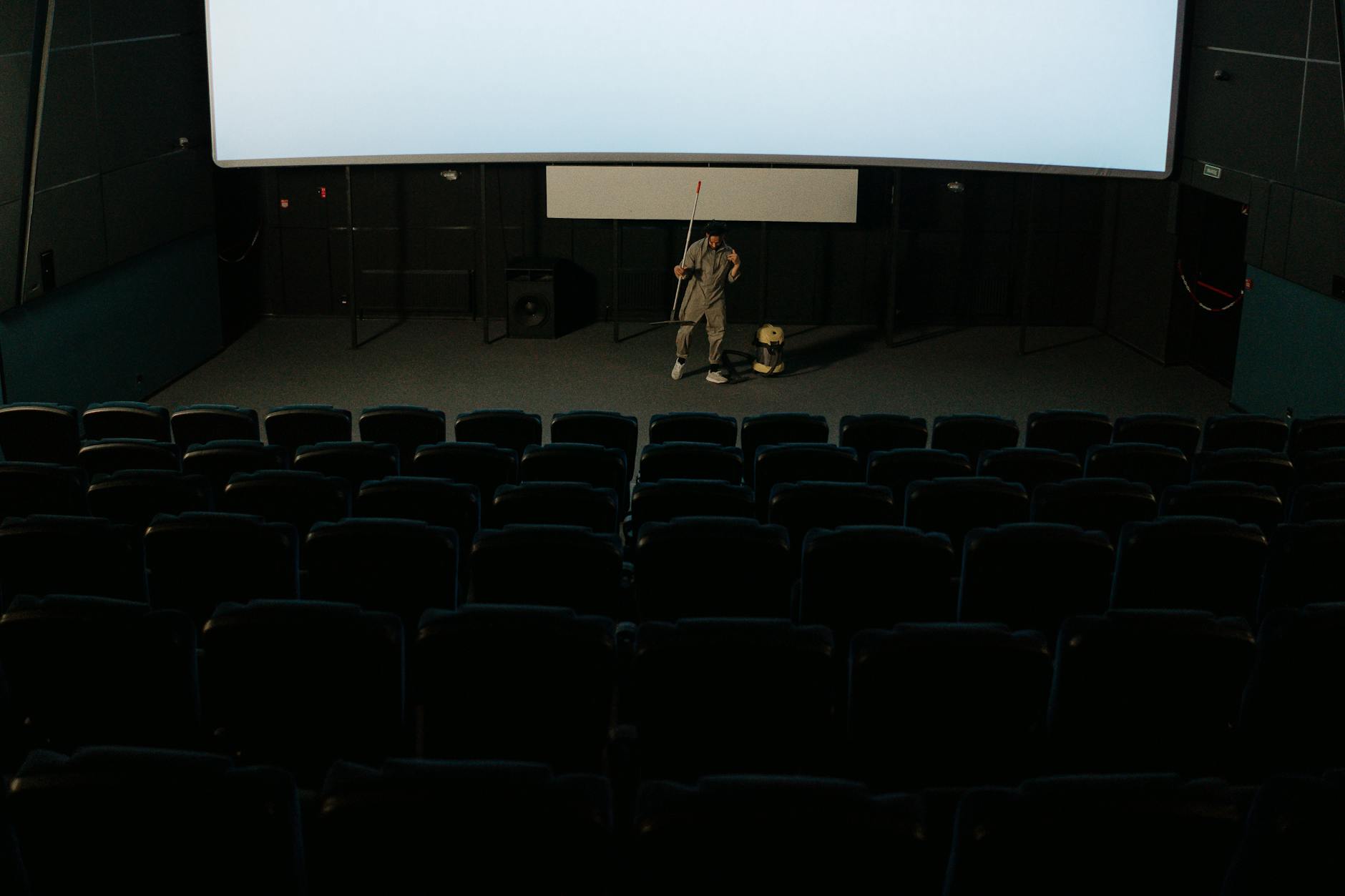 Plakat filmowy z intrygującym tytułem, symbolizujący repertuar kinowy w Inowrocławiu